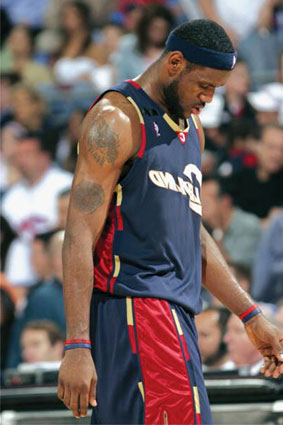 掘金约基奇三双末节爆发（约基奇砍下三双 末节引领掘金爆发）