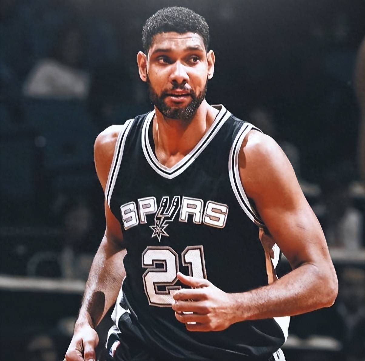 孔帕尼因为人手输球，阿尔特塔则因为人手变得眉清目秀（孔帕尼败于人手短缺，阿尔特塔靠人手齐整踢得更好看）