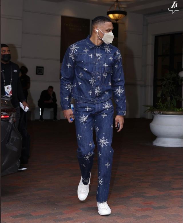 前河北队门将王年将成拍戏时被打伤，眼角被打开缝了三针（前河北队门将王年将在拍戏时遭打伤，眼角裂开缝了三针）